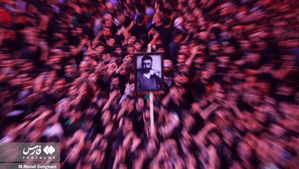 عکس معروف «رهبر شهید با فنجان قهوه» در مراسم اربعین کربلا