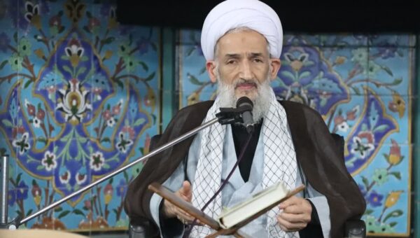 ملت ایران با ایستادگی در مقابل آمریکا درس بزرگی به دنیا داد