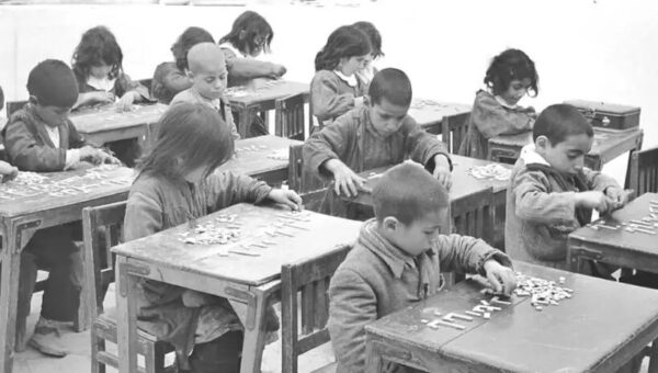 عکس/ دانش‌آموزان کلاس اول دبستان؛ دهه ۱۳۳۰