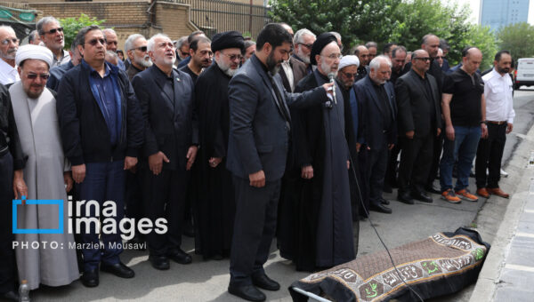 اقامه نماز بر پیکر ابوالقاسم قاسم زاده توسط سید محمد خاتمی/ ظریف و همتی هم بودند + عکس