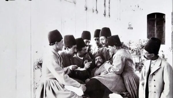 عکس/ تلاش خدمتکاران برای به هوش آوردن آبدارچی مظفرالدین‌شاه