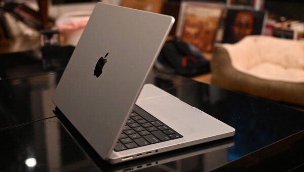 ببینید | ابتکار بی‌نظیر استیو جابز برای معرفی MacBook Air؛ وقتی کل سالن شوکه شد!