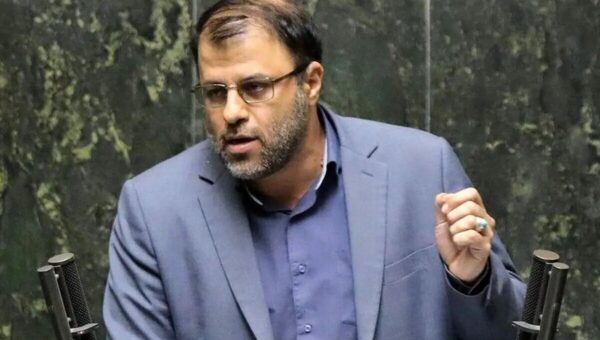 عضو کمیسیون اقتصادی مجلس: دولت پزشکیان مقصر کاهش ارزش پول ملی است/ با این محدودیت ارزی، چرا واردات خودرو نسبت به سال گذشته افزایش یافته است؟!