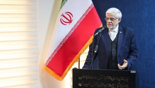 عارف از زنان گفت؛ منع شرعی برای انتخاب وزیر زن وجود ندارد/ دولت نگاه غلط و تحمیل‌شده درباره زنان را کنار گذاشت