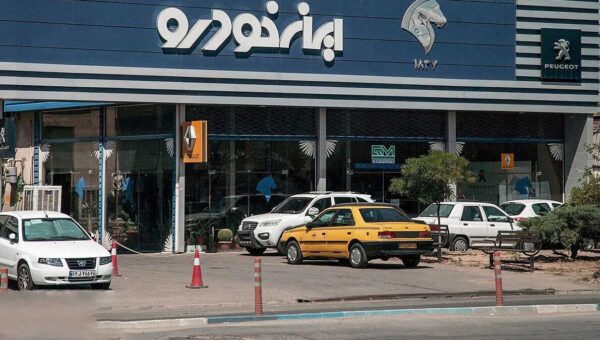 کیهان: دولت و دستگاه قضا با ایران خودرو برخورد کنند