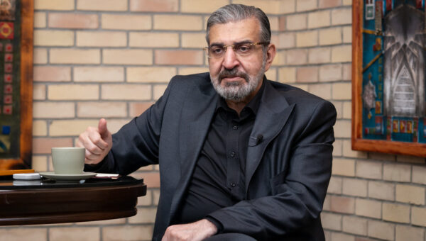 صادق خرازی: پزشکیان گلیم نخ‌نمای فرش عشرت‌خانه را بیرون کشیده است/ در میان رؤسای‌جمهور، مظلوم‌تر و صبورتر از او نداشته و نداریم