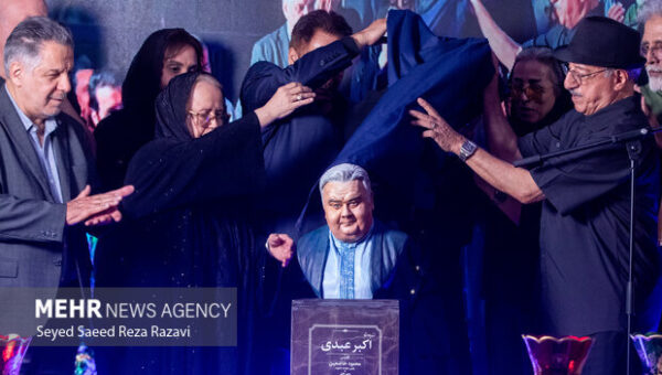 رونمایی از تندیس اکبر عبدی؛ هنرمندی که به خاطره‌ای ملی تبدیل شد