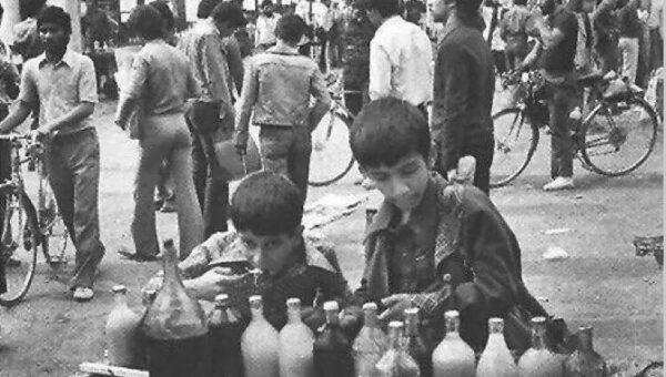 دو نوجوان در حال فالوده خوردن در مقابل دانشگاه تهران سال ۵۸ / عکس