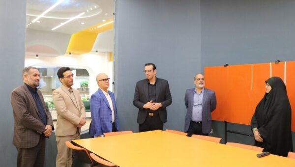 بازدید مدیرعامل و رئیس شرکت عقاب‌افشان سمنان از کتابخانه مرکزی استان
