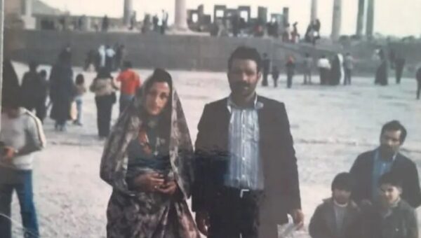 یک زوج ایرانی در تخت‌جمشید دهه ۵۰