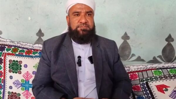 تصویری از پیکر مولوی شهید یوسف گرگیج در تجمع شبانه مردم زاهدان