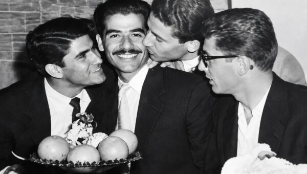 صدام در دوران جوانی و در میان دوستان صمیمی‌اش؛ اواخر دهه ۳۰