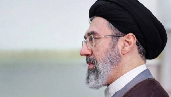 تصاویر | عکس‌هایی از لحظه عیادت رهبر انقلاب از جانبازان پیجری حزب‌الله لبنان