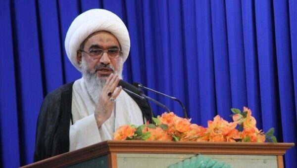 درخواست یک امام جمعه از مسئولان درباره معیشت مردم/ برخورد قاطع با مفسدان اقتصادی ضروری است