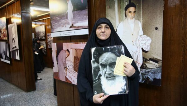 دیدار جمعی از فعالان زن عراقی با عروس امام خمینی/ تصویر خاص از زنان عراقی در کنار تصویر بنیانگذار انقلاب اسلامی
