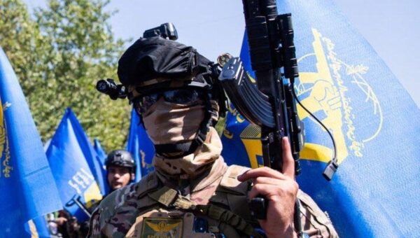 این تکاور سپاه به سلاح KLF ایرانی شخصی سازی شده مسلح است!