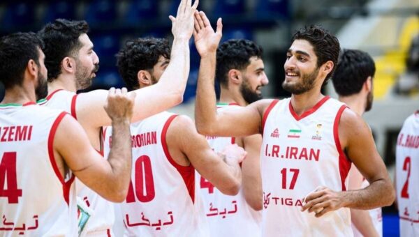 ببینید | سلام نظامی بسکتبالیست‌های ایران پس از کسب اولین مدال کاروان با پیروزی مقابل چین