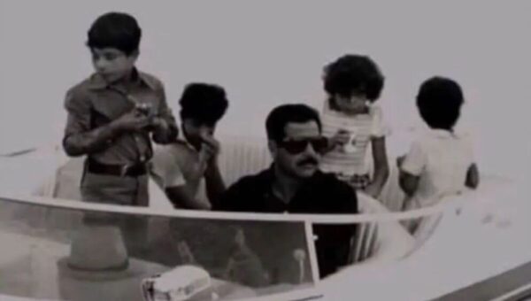 صدام در حال قایق‌سواری و به همراه فرزندانش؛ دهه ۵۰