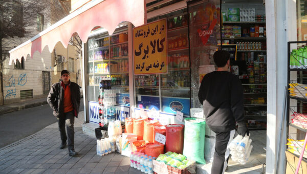 کالابرگ زیر سایه تورم؛ قدرت پوشش سبد کالاهای اساسی نصف شد/ هزینه ها ۶۷ درصد بالاتر رفت، دولت ۳۰۰ هزار تومان به کالابرگ افزود!