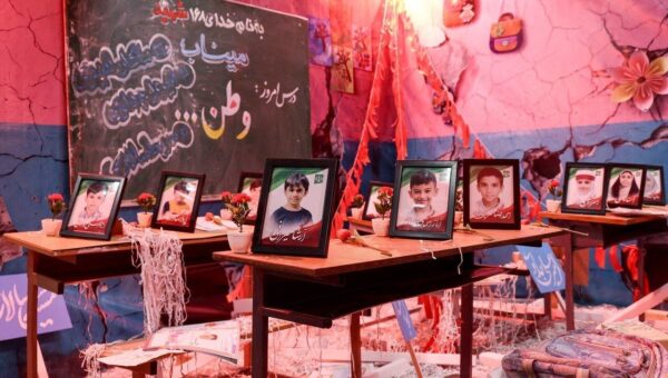 ادای احترام پزشکیان به دانشآموزان شهید مدرسه میناب + عکس