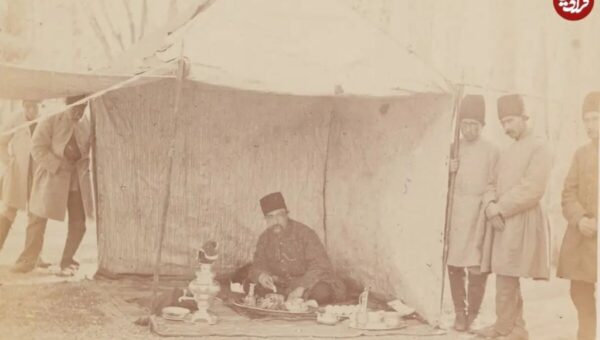 ناصرالدین‌شاه در حال خوردن آبگوشت زیر سایبان در شکارگاه / عکس