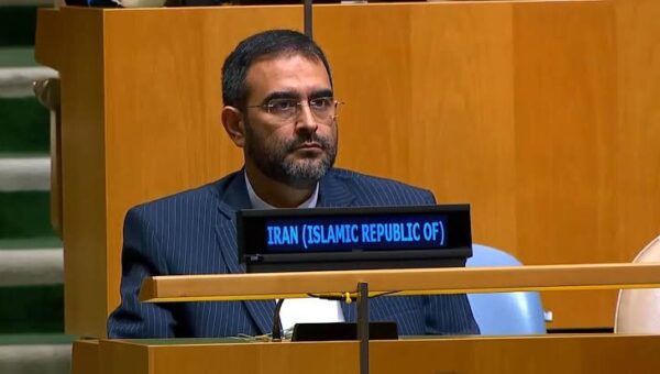 چرا نشستن داماد متکی بر صندلی سازمان ملل هنگام سخنرانی ترامپ، به سوژه ای برای حمله به عراقچی تبدیل شد؟