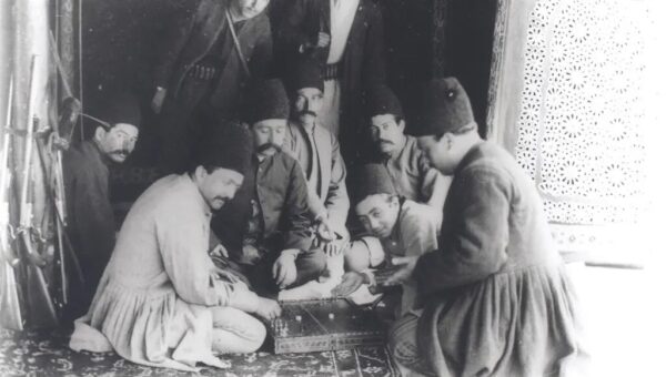 ملیجک در حال بازی تخته‌ نرد با درباریان / عکس