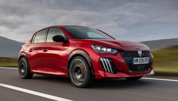 پشت فرمان نواده ۲۰۶ و ۲۰۷ / بررسی پژو E-۲۰۸ GTi با موتور برقی