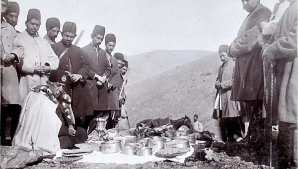 مظفرالدین‌شاه بالای کوه سر سفره ناهار / عکس
