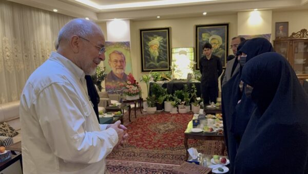 فریده مطهری، همسر علی لاریجانی: شهید لاریجانی مرگ تاجرانه‌ای داشت/ دختر آقامرتضی امسال به مدرسه رفت و روز اول گفت دیدم پدرم با من «بای بای» کرد