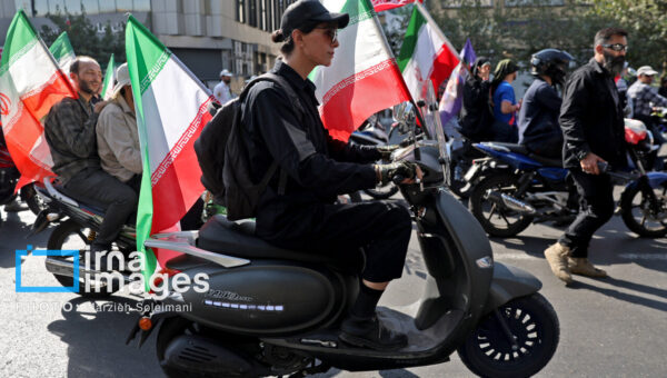 دختران موتورسوار در رزمایش جان‌فدا با حجاب و پوشش‌های متفاوت/ از موتورسواری با کلاه آفتابی تا بستن صورت به سبک انتفاضه فلسطین + تصاویر