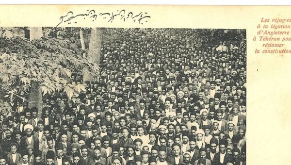 کارت‌پستالی با تصویر تحصن مشروطه‌خواهان در سفارت انگلیس / عکس