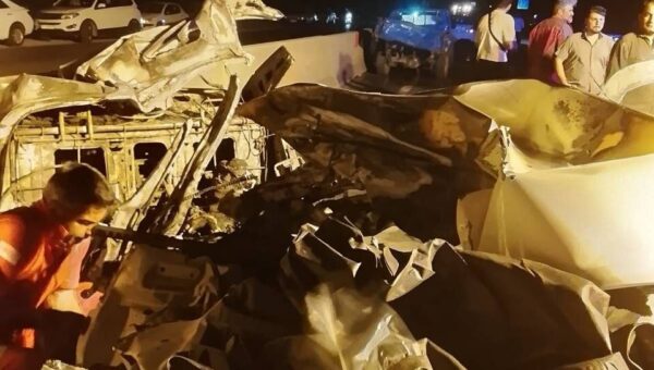 در تصادف دنا و نیسان آبی، دو جوان در آتش سوختند و جان‌باختند