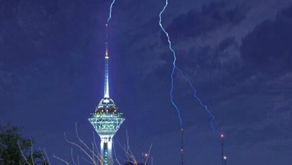 لحظه برخورد رعد و برق به صاعقه‌گیر برج میلاد تهران از نمای دوربین نزدیک زمین + فیلم